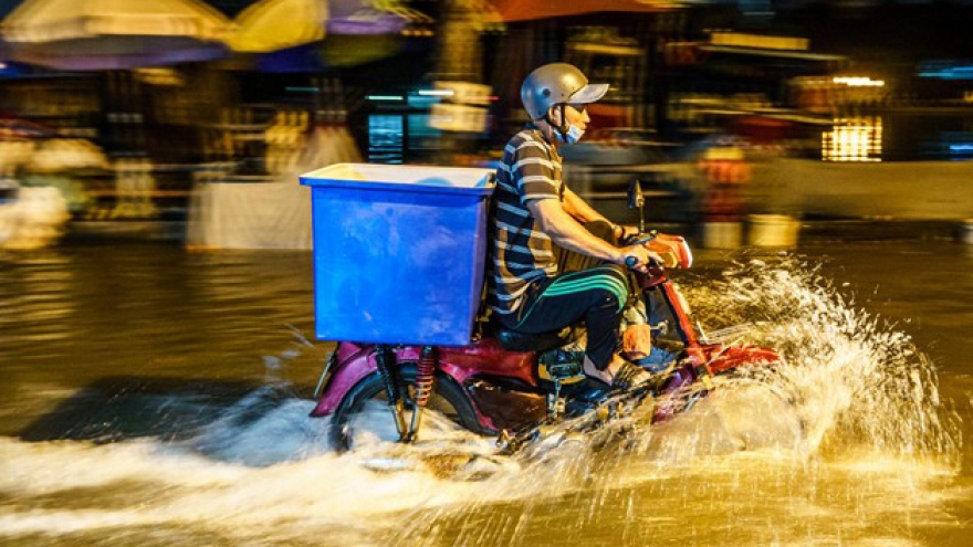 River overflowing brings chaos to Ho Chi Minh City